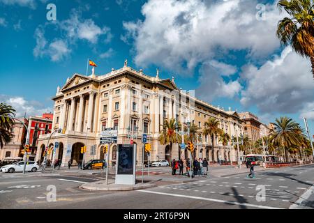 Barcellona, Spagna - FEB 13, 2022: Placa Portal de la Pau è una piazza trafficata situata all'estremità inferiore di la Rambla, Barcellona, Catalogna, Spagna. Foto Stock