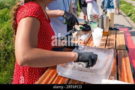 Preparazione del ghiaccio rasato. Il ghiaccio rasato è un'ampia famiglia di dessert a base di ghiaccio, fatti di raffinate scaglie di ghiaccio o di ghiaccio finemente tritato e di condimenti dolci o sciroppo Foto Stock