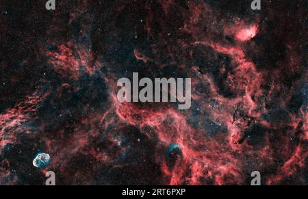 Affascinante bellezza cosmica: La Mezzaluna e le Nebulae di Tulip ballano attraverso il cosmo, rivelando le meraviglie dello spazio profondo. Foto Stock