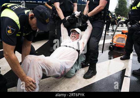 L'AIA - la polizia sta prendendo provvedimenti contro gli attivisti del clima che si recano sul manto stradale dell'A12 per il terzo giorno di fila per manifestare contro la concessione da parte del governo di sussidi fossili. Gli attivisti includono tutti gli accordi finanziari che favoriscono l'uso di combustibili fossili. Extinction Rebellion ha annunciato che vuole bloccare l'Utrechtsebaan sulla A12 ogni giorno. ANP JEROEN JUMELET netherlands Out - belgium Out Foto Stock