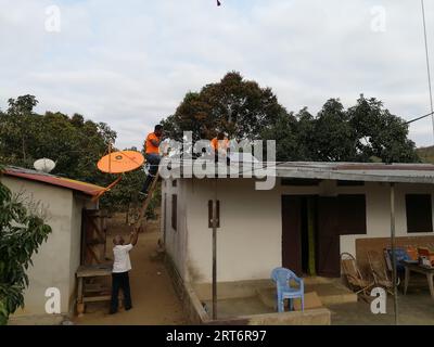 (230911) -- MAPUTO, 11 settembre 2023 (Xinhua) -- i membri dello staff di StarTimes installano un'antenna ricevente televisiva satellitare con aiuto cinese presso il villaggio di Metuchira, provincia di Sofala, Mozambico, 13 maggio 2019. Il governo del Mozambico ha annunciato nel maggio 2020 il completamento di un progetto per portare il segnale televisivo digitale satellitare a 1.000 villaggi del paese, che ha beneficiato oltre 20.000 famiglie. Il progetto, che copre tutte le dieci province e la capitale del Mozambico, è stato cofinanziato dalla Cina e implementato dalla società cinese di elettronica e media StarTimes. Ha addestrato la forza lavoro parti Foto Stock