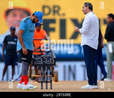 Colombo, Sri Lanka. 11 settembre 2023. Il capitano indiano Rohit Sharma (L) parla con l'ex giocatore di cricket pakistano Wasim Akram (R) prima dell'inizio della partita internazionale di cricket di un giorno (ODI) Super Four Asia Cup 2023 tra India e Pakistan al Premadasa Stadium di Colombo l'11 settembre 2023. Viraj Kothalwala/Alamy Live News Foto Stock