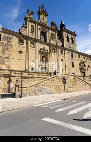 Chiesa di San Nicola nel centro storico di Villafranca, nel cammino di Santiago. Spagna. Foto Stock