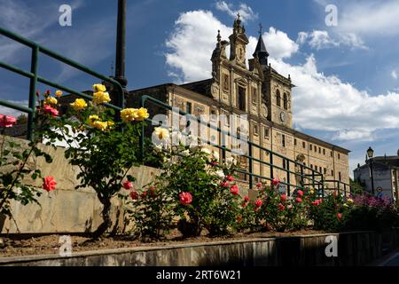 Chiesa di San Nicola nel centro storico di Villafranca, nel cammino di Santiago. Spagna. Foto Stock