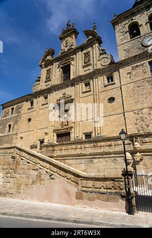 Chiesa di San Nicola nel centro storico di Villafranca, nel cammino di Santiago. Spagna. Foto Stock