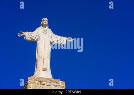 Sangüesa, Spagna. 7 agosto 2023. Vista della scultura del Sacro cuore di Gesù Foto Stock