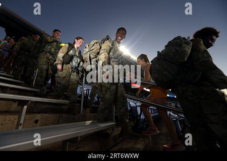 Chapel Hill, North Carolina, Stati Uniti. 11 settembre 2023. Centinaia di persone si sono riunite prima dell'alba al Kenan Stadium nel campus dell'Università del North Carolina per l'annuale 9/11 Memorial Climb della UNC Army ROTC per ricordare e onorare i soccorritori e commemorare coloro che hanno perso la vita l'11 settembre 2001. I partecipanti hanno corso 2071 gradini in tutto lo stadio, lo stesso numero che i soccorritori hanno scalato mentre scalavano le Torri Gemelle. Crediti: ZUMA Press, Inc./Alamy Live News Foto Stock