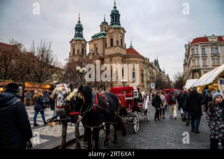 High Baroque St Chiesa di Nicola a Malá strana di Praga, Repubblica Ceca. Foto Stock