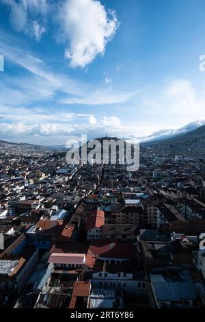 Vista aerea della città vecchia di Quito e degli edifici con tetti sotto il cielo blu nelle giornate di sole in Ecuador Foto Stock