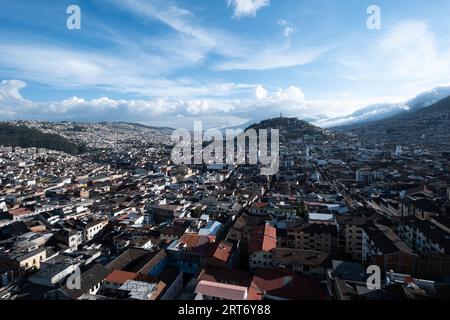 Vista aerea della città vecchia di Quito e degli edifici con tetti sotto il cielo blu nelle giornate di sole in Ecuador Foto Stock