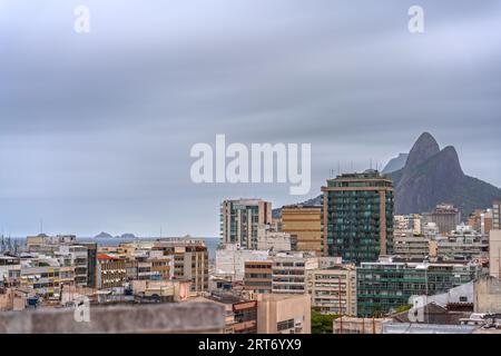 Cielo tempestoso sul paesaggio urbano di Rio de Janeiro con due Brothers Rocks Foto Stock