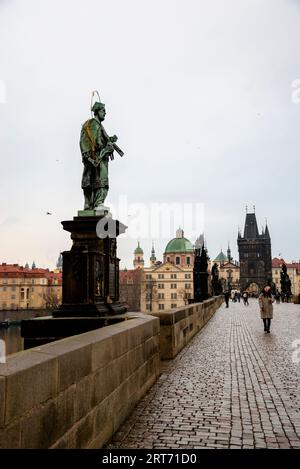 San Giovanni di Nepomuk e porta gotica sull'unico ponte pedonale medievale Carlo a Praga, Repubblica Ceca. Foto Stock