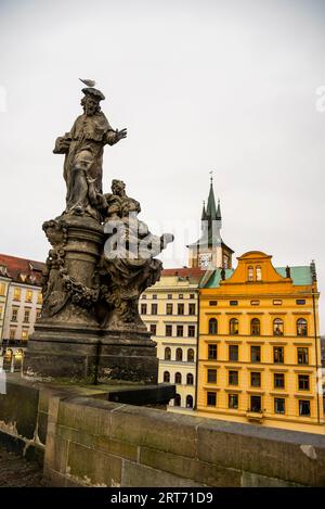 Statua di Sant'Ivo sul Ponte Carlo medievale e Museo Smetana a Praga, Repubblica Ceca. Foto Stock