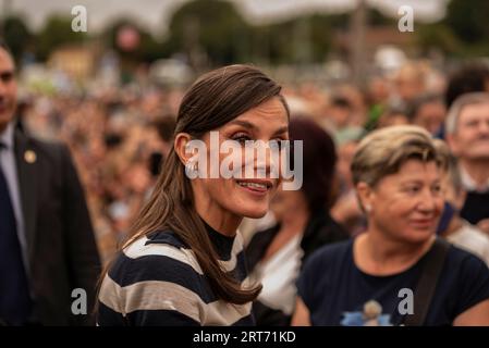 Casa reale spagnola, 11 settembre 2023. Sigueiro, Galizia, Spagna. La regina Letizia inaugura l'anno scolastico nella scuola pubblica plurilingue do Camino Ingles. Alla presenza del presidente del governo galiziano, Alfonso Rueda e del conselleiro dell'educazione Roman Rodriguez. Crediti: Xan / Alamy Live News / Alamy Live News Foto Stock