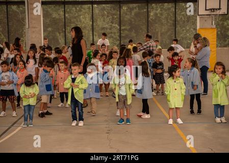 Casa reale spagnola, 11 settembre 2023. Sigueiro, Galizia, Spagna. La regina Letizia inaugura l'anno scolastico nella scuola pubblica plurilingue do Camino Ingles. Alla presenza del presidente del governo galiziano, Alfonso Rueda e del conselleiro dell'educazione Roman Rodriguez. Crediti: Xan / Alamy Live News / Alamy Live News Foto Stock