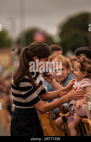 Casa reale spagnola, 11 settembre 2023. Sigueiro, Galizia, Spagna. La regina Letizia inaugura l'anno scolastico nella scuola pubblica plurilingue do Camino Ingles. Alla presenza del presidente del governo galiziano, Alfonso Rueda e del conselleiro dell'educazione Roman Rodriguez. Crediti: Xan / Alamy Live News / Alamy Live News Foto Stock