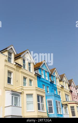 Case colorate sul lungomare sul sentiero della falesia, Aldeburgh, Suffolk in uno splendido giorno di settembre Foto Stock