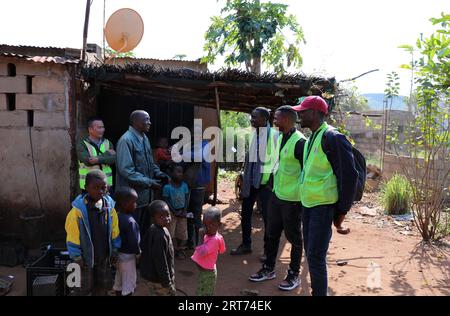 (230911) -- MAPUTO, 11 settembre 2023 (Xinhua) -- Nunes Guardagea (2nd R) e i suoi colleghi comunicano con gli abitanti del villaggio che utilizzano dispositivi televisivi satellitari assistiti dalla Cina nel villaggio di Goba, provincia di Maputo, Mozambico, 26 luglio 2023. Il governo del Mozambico ha annunciato nel maggio 2020 il completamento di un progetto per portare il segnale televisivo digitale satellitare a 1.000 villaggi del paese, che ha beneficiato oltre 20.000 famiglie. Il progetto, che copre tutte le dieci province e la capitale del Mozambico, è stato cofinanziato dalla Cina e implementato dalla società cinese di elettronica e media StarTimes Foto Stock