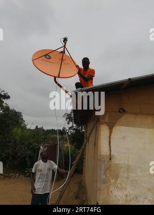 (230911) -- MAPUTO, 11 settembre 2023 (Xinhua) -- i membri dello staff di StarTimes installano un'antenna ricevente televisiva satellitare con aiuto cinese presso il villaggio di Metuchira, provincia di Sofala, Mozambico, 13 maggio 2019. Il governo del Mozambico ha annunciato nel maggio 2020 il completamento di un progetto per portare il segnale televisivo digitale satellitare a 1.000 villaggi del paese, che ha beneficiato oltre 20.000 famiglie. Il progetto, che copre tutte le dieci province e la capitale del Mozambico, è stato cofinanziato dalla Cina e implementato dalla società cinese di elettronica e media StarTimes. Ha addestrato la forza lavoro parti Foto Stock