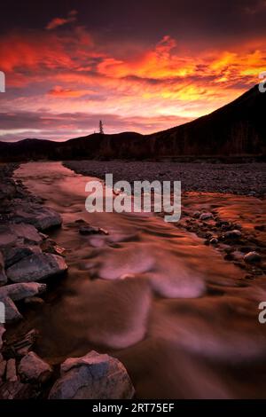 Alba e fiume Elbow a Kananaskis, Alberta, Canada Foto Stock