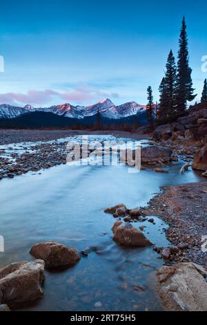 Alba e fiume Elbow a Kananaskis, Alberta, Canada Foto Stock