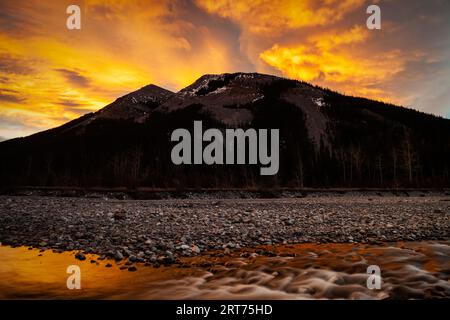 Alba e fiume Elbow a Kananaskis, Alberta, Canada Foto Stock