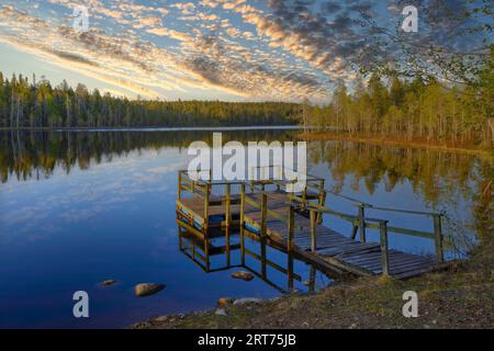 Tramonto al lago Erilampi, lago remoto Lakeland Carelia Finlandia Foto Stock