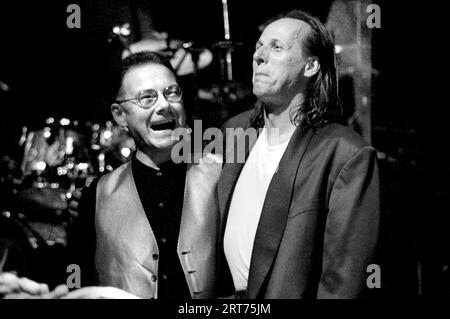 Milano Italia 1995-05-02 : Robert Fripp e Adrian Belew dei King Crimson in concerto al teatro Smeraldo Foto Stock