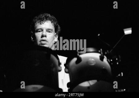 Milano Italia 1995-05-02 : Bill Bruford batterista dei King Crimson in concerto al teatro Smeraldo Foto Stock