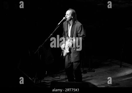 Milano Italia 1995-05-02 : Adrian Belew chitarrista dei King Crimson in concerto al teatro Smeraldo Foto Stock