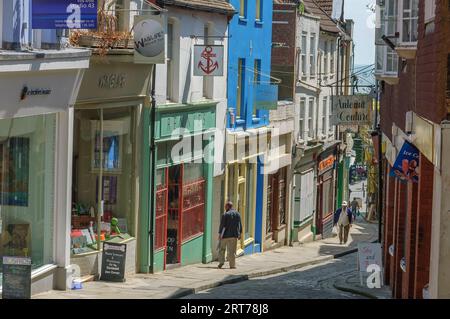 Shopping/shopping nella vecchia via principale, Folkestone, Kent, Inghilterra, Regno Unito Foto Stock