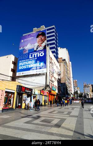 La Paz, BOLIVIA; 11 settembre 2023: Una raccolta con il presidente boliviano Luis Arce Catacora che promuove l'industrializzazione del litio, un grande passo verso un futuro sostenibile per la Bolivia, si affaccia sulla Plaza del Bicentenario nel centro di la Paz. La Bolivia ha alcune delle più grandi riserve di litio del mondo nella piana salina del Salar de Uyuni, il cui sviluppo è centrale per la politica economica del gobbo. Quest'anno la Bolivia ha firmato accordi con il produttore cinese di batterie CATL e il gruppo Citic Guoan, e con l'azienda statale russa Rosatom, come partner per lo sviluppo di queste risorse. Foto Stock