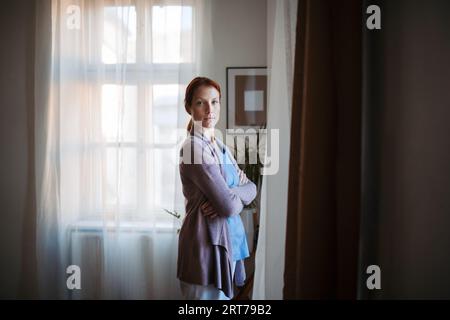 Ritratto di giovane infermiera, concetto di assistenza sanitaria in casa anziani. Foto Stock