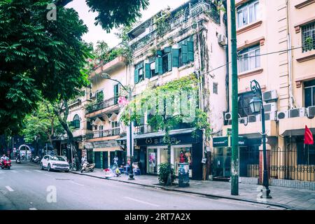 Hanoi, Vietnam, 15 novembre 2022: Vecchia architettura del quartiere francese di Hanoi, Vietnam Foto Stock