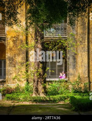 Hue, Vietnam, 18 novembre 2022: Architettura coloniale francese e vecchio cortile all'interno della Cittadella di Hue, Vietnam Foto Stock