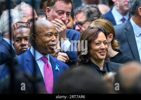 New York, USA. 11 settembre 2023. (L-R): Il sindaco di New York Eric Adams, l'ex sindaco di New York Bill de Blasio e il vicepresidente degli Stati Uniti Kamala Harris al National September 11 Memorial nel centro di Manhattan durante le cerimonie di commemorazione del 22° anniversario degli attentati dell'11 settembre. Crediti: Enrique Shore/Alamy Live News Foto Stock