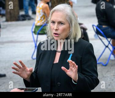 New York, USA. 11 settembre 2023. Kirsten Gillibrand, senatore degli Stati Uniti (D-NY) parla alla stampa mentre arriva al National September 11 Memorial nel centro di Manhattan per le cerimonie di commemorazione del 22° anniversario degli attacchi terroristici dell'11 settembre. Crediti: Enrique Shore/Alamy Live News Foto Stock