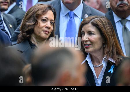 New York, USA. 11 settembre 2023. Il vicepresidente degli Stati Uniti Kamala Harris e il governatore dello Stato di New York Kathy Hochul al National September 11 Memorial nel centro di Manhattan durante le cerimonie di commemorazione del 22° anniversario degli attacchi dell'11 settembre. Crediti: Enrique Shore/Alamy Live News Foto Stock