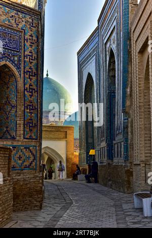 Shah-i-Zinda, un grande complesso di necropoli ornato con piastrelle colorate che formano motivi geometrici tipici dell'architettura musulmana Foto Stock