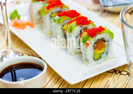 Set sushi, uramaki e sushi panini piccanti. Cibo tradizionale giapponese Foto Stock