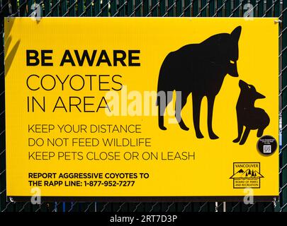 Cartello di avvertimento Coyote al Queen Elizabeth Park, Vancouver, British Columbia, Canada. Foto Stock
