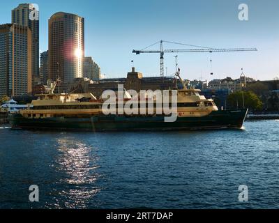 La MV NARRABEEN parte dal molo dei traghetti a Circular Quay per Manly la mattina presto. Sydney, NSW, Australia. Foto Stock