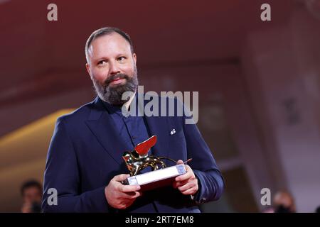 VENEZIA, ITALIA - settembre 09:Yorgos Lanthimos posa con il Leone d'Oro per il miglior film per "Poor Things" alla photocall del vincitore alla 80° Mostra Internazionale d'Arte cinematografica di Venezia il 9 settembre 2023 a Venezia, Italia. (Foto di Mark Cape/Insidefoto) Foto Stock