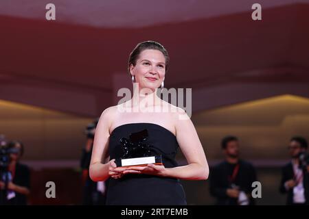 VENEZIA, ITALIA - settembre 09: Celine Daemen posa con il Venice Immersive Grand Jury Prize Award per il film "Songs for A Passerby" al concorso fotografico del vincitore alla 80° Mostra Internazionale d'Arte cinematografica di Venezia il 9 settembre 2023 a Venezia. (Foto di Mark Cape/Insidefoto) Foto Stock