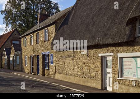 Deli Cafe e farmacia con tetto in paglia nella High Street del villaggio Bedfordshire di Sharnbrook, Inghilterra, Regno Unito Foto Stock