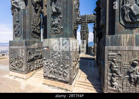 La Cronaca della Georgia è un monumento visibile da lontano sul monte Kenisi vicino a Tbilisi, la capitale della Georgia. Fu creato nel 1985 dallo scultore Zurab Tsereteli Foto Stock