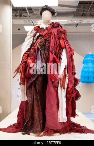 The Design Museum, Londra, Regno Unito. 11 settembre 2023. Rebel: 30 anni di Londra Fashion. Una collaborazione storica con il British Fashion Council, questa mostra, curata da BFC Ambassador for Emerging Talent Sarah Mower MBE, celebra i 30 anni di NEWGEN, la mostra si svolgerà dal 16 settembre 2023-11 febbraio 2024. Immagine: Mostra di laurea alla scuola d'arte University of Westminster, The Boy You Stole, 2018, di Paolo Carzana. Crediti: Malcolm Park/Alamy Live News. Foto Stock