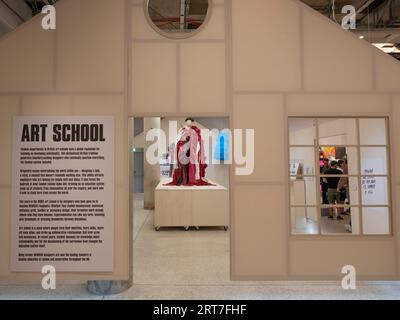 The Design Museum, Londra, Regno Unito. 11 settembre 2023. Rebel: 30 anni di Londra Fashion. Una collaborazione storica con il British Fashion Council, questa mostra, curata da BFC Ambassador for Emerging Talent Sarah Mower MBE, celebra i 30 anni di NEWGEN, la mostra si svolgerà dal 16 settembre 2023-11 febbraio 2024. Crediti: Malcolm Park/Alamy Live News. Foto Stock