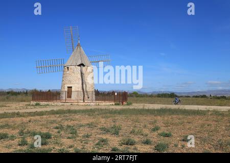 Moulin de Claira, un mulino a vento completamente restaurato situato vicino a Claira, dipartimento Pyrénées-Orientales, Francia meridionale Foto Stock