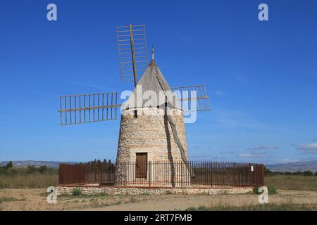 Moulin de Claira, un mulino a vento completamente restaurato situato vicino a Claira, dipartimento Pyrénées-Orientales, Francia meridionale Foto Stock